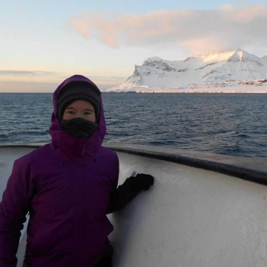 Photo de Caroline sur un bateau au milieu d'un fjord
